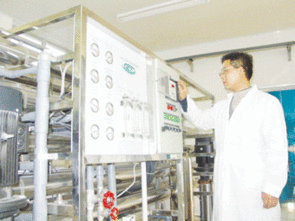 河南油田桐柏山天然礦泉飲料廠 嚴把質量關，守護“瓶”安生活